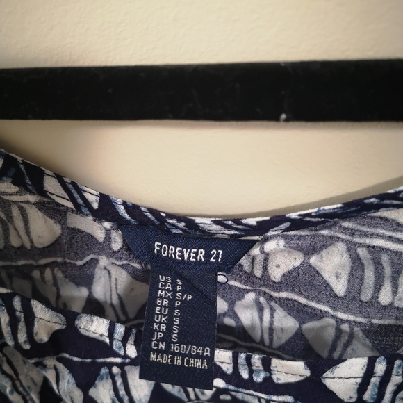 Forever 21 blue patterned crop top - Picture 3 of 3